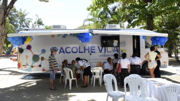 O programa Acolhe Vida Recife instalou uma estação de higiene pessoal, com chuveiros e pias dentro de um trailer, para dar suporte aos dependentes químicos especialmente neste período de pandemia 
