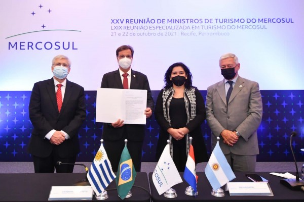 Na ocasião, foi assinado um documento que registra o comprometimento dos países com a retomada do setor turístico na América do Sul. 