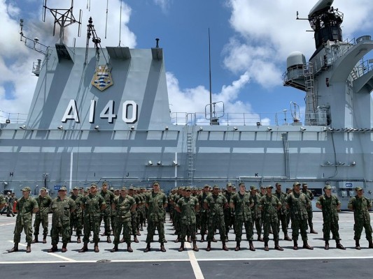 Os 700 homens chegaram em duas maiores embarcações da Marinha e estão na operação  'Amazônia Azul, Mar Limpo é Vida', que monta base em Pernambuco a partir deste domingo (10).