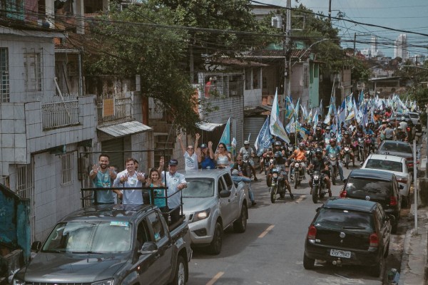 O candidato ao governo de Pernambuco, Miguel Coelho (UN), promoveu uma motociata nas principais ruas e avenidas da Zona Norte do Recife. 