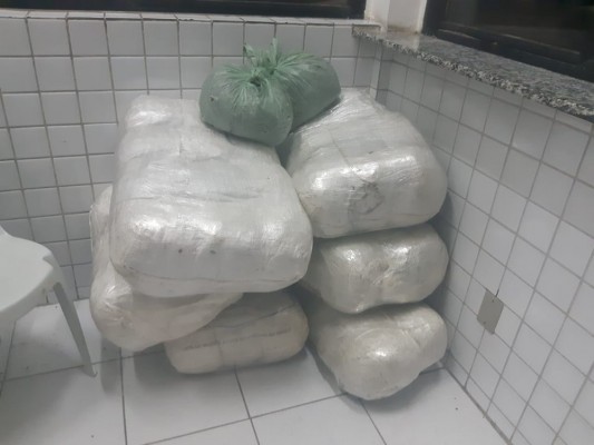 Os motoristas informaram que a droga tinha como destino final a cidade do Recife