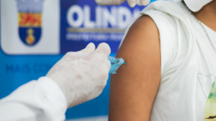 De acordo com a gestão municipal, três policlínicas estarão recebendo a população para aplicar a primeira dose da vacina