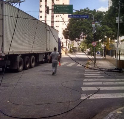 Em decorrência do acidente que aconteceu nesta terça (6), parte do bairro ficou sem energia por causa de desligamento preventivo, segundo a Celpe. De acordo com a CTTU Rua do Futuro foi interditada.