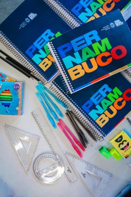 O kit escolar é composto por caneta, lápis, borracha, régua, giz de cera, pincel, cola, tesoura caderno, além de itens inéditos que vão auxiliar os estudantes nas atividades diárias
