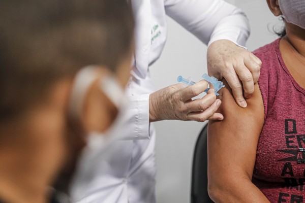 O Estado de Pernambuco recebeu do Ministério da Saúde 338.400 doses do imunizante, que já foi distribuído a todas as 12 gerências regionais de saúde