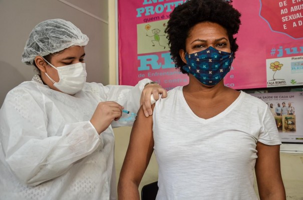 Neste sábado (05), a Prefeitura de Camaragibe dará início à vacinação para pessoas a partir dos 50 anos. Com isso, será realizado um grande mutirão na cidade apenas para este público