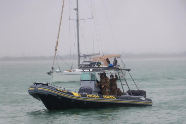 Segundo a Polícia Federal, a operação realizada junto com a Marinha, resultou na prisão de dois tripulantes. Veleiro estava a 350 quilômetros da costa do Recife
