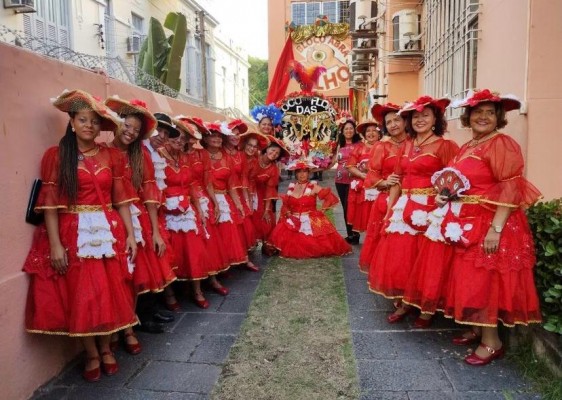 Com saudosismo, poesia e muita música, os tradicionais blocos líricos de Pernambuco seguem cantando e encantando multidões há mais de cem anos. O Bloco da Flores é um exemplo dessa tradição