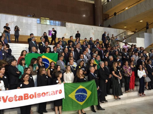 Manifestantes ocuparam as escadas do Fórum Rodolfo Aureliano, no Recife, em sinal de repúdio a pontos da lei que segundo eles, restringe o trabalho do Judiciário. 
