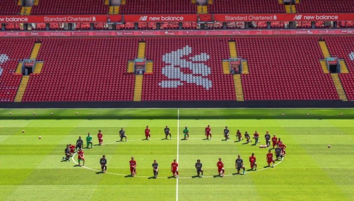 Os atletas se reuniram em manifestação no centro do gramado do Anfield, onde ficaram de joelhos