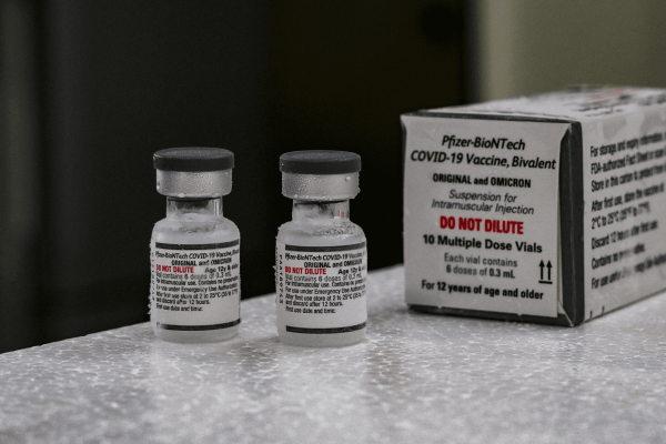 As vacinas bivalentes contra a COVID-19 protegem contra a cepa original do vírus e contra as variantes mais recentes