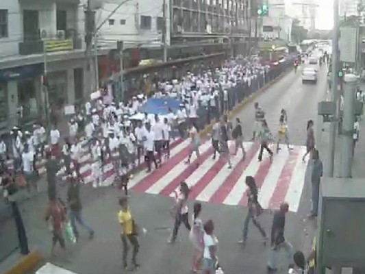 A concentração foi no Parque Treze de Maio, de onde os manifestantes seguiram pelas principais ruas do Recife