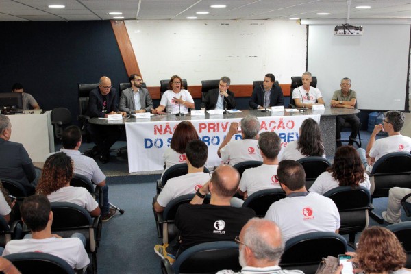 O encontro reuniu a classe trabalhadora, sindical, especialistas e deputados pernambucanos, além da população