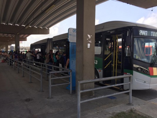 Usuários do metrô do Recife enfrentam mais uma paralisação do sistema