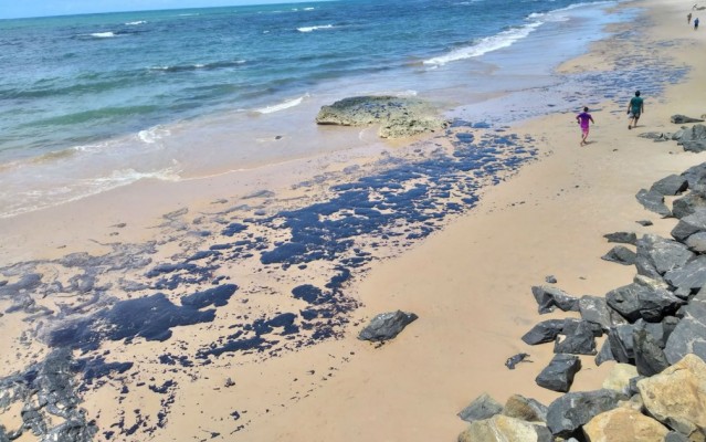 Após um ano do aparecimento de manchas de petróleo nas praias do litoral nordestino, nenhuma das hipóteses da origem foi comprovada cientificamente. Impactos socioeconômicos do desastre foram potencializados com a pandemia da Covid-19
