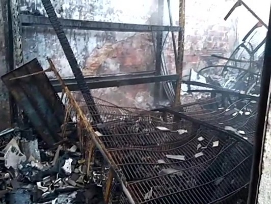O incêndio atingiu um armazém no bairro da Bomba do Hemetério e também uma casa vizinha 