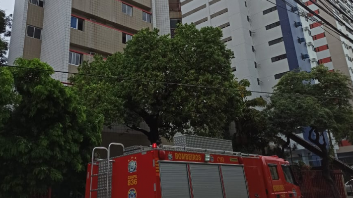 As chamas foram no 15º andar no bairro dos Aflitos resultando em vítima socorrida para UPA de Olinda por inalar fumaça