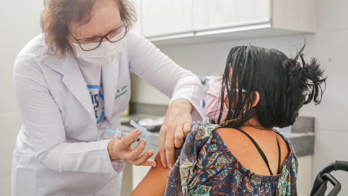 Segundo secretário estadual de Saúde, André Longo, vacinação no estado atingiu 90% do público prioritário, e doses restantes seguem nos postos à disposição dos retardatários