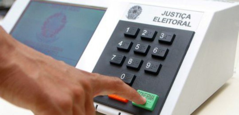 Consultas podem ser feitas pela internet ou telefone e eleitor deve se antecipar com organização de documentos