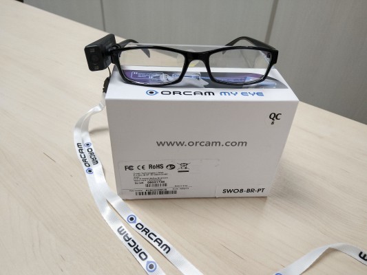 O dispositivo é acoplado a um óculos, que retransmite a informação discretamente no ouvido do usuário, funcionando, inclusive, em modo offline