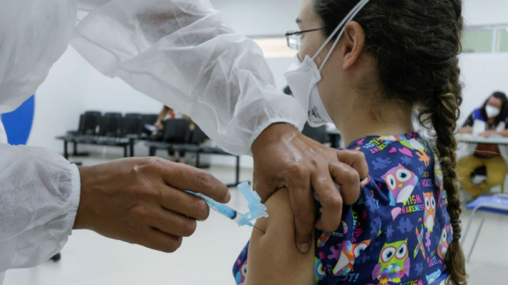 Do total, mais de 28.700 vacinados são trabalhadores da saúde que atuam na linha de frente contra a doença causada pelo novo coronavírus