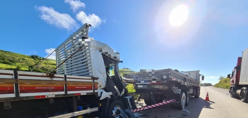 Segundo a PRF, passageiro de um dos caminhões faleceu no local do acidente, na altura de Vitória de Santo Antão