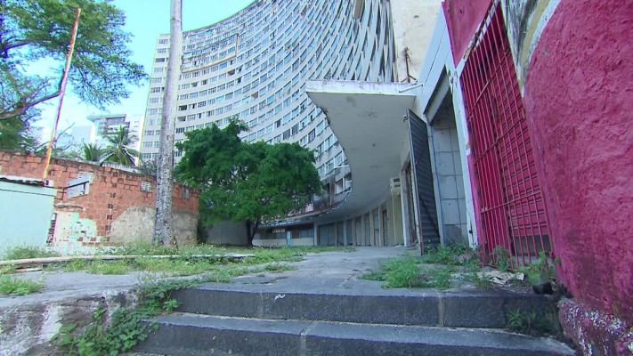 O cenário de depredação mostra que o icônico prédio, que fica em Boa Viagem, na Zona Sul do Recife, tem servido de abrigo para moradores de rua