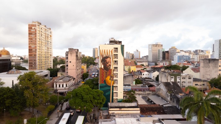 A pintura muralista preenche os 200m² da fachada do Edifício Guiomar