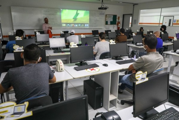 As aulas dos cursos de qualificação profissional acontecem no Centro de Educação Profissional da Economia Solidária e na Universidade dos Guararapes