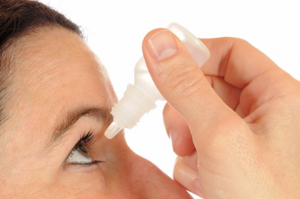 Ardência, vermelhidão, irritação e sensação de areia nos olhos são os sintomas mais comuns apresentados pelos pacientes 