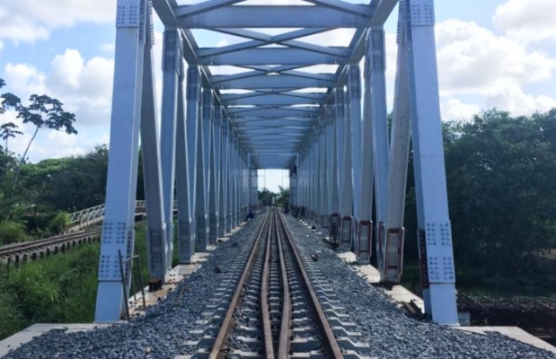 O motivo da paralisação é uma obra de desligamento da ferrovia da antiga ponte sobre o Rio Pirapama e posterior religamento da via na nova ponte construída pela CBTU Recife.