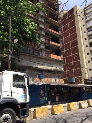 A área fica ao lado de um prédio de 11 pavimentos, inacabado, na Rua da União, no centro do Recife