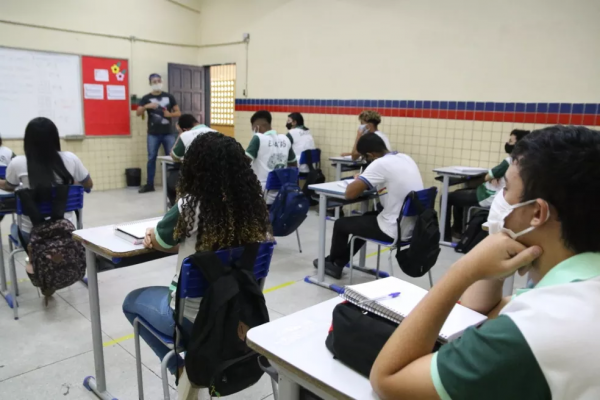 Segundo a Secretaria de Educação e Esportes, a medida se dá devido à “manutenção sustentada da queda no número de casos de COVID-19 em Pernambuco”