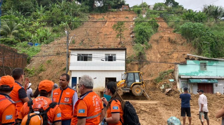 Equipe da Defesa Civil do RJ reforça atendimento às áreas afetadas pelas chuvas no Recife. Cidades como Salvador e Fortaleza enviaram doações