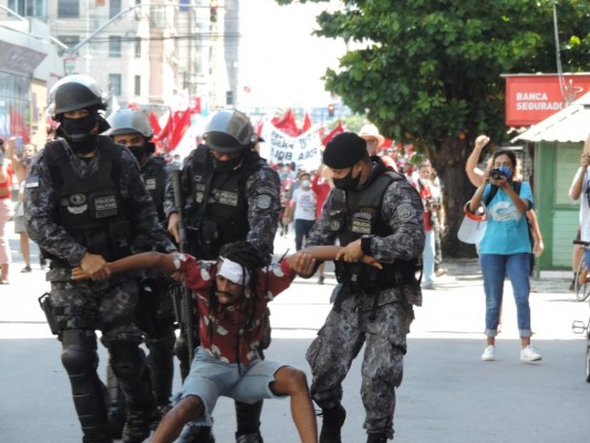 A ordem para dispersar manifestantes que participavam de um protesto pacífico, foi dada pelo Comando Geral da Polícia Militar