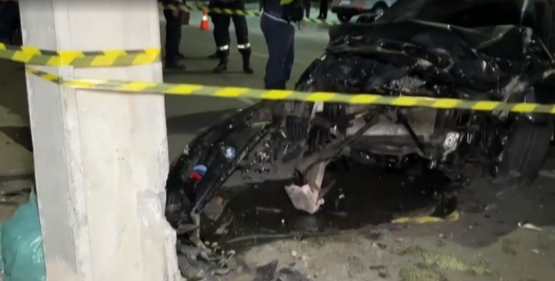 A colisão entre a BMW e um Kwid deixou três feridos e um morto