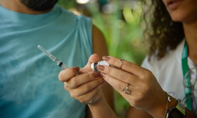 Caberá aos estados e municípios definir a faixa etária a ser imunizada a partir das doses disponíveis em estoque.