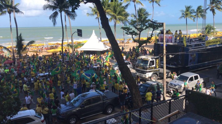 Centenas de pessoas vestiam as cores verde e amarelo e criticavam o Partido dos Trabalhadores