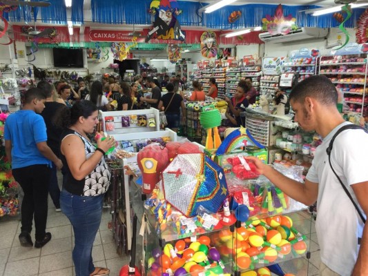 Durante a operação em 32 estabelecimentos visitados entre lojas de rua e shoppings, 24 foram notificados com produtos irregulares
