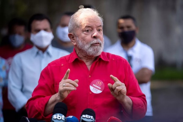 Os dados mostram que Lula (PT) está com 64% das intenções de voto enquanto Jair Bolsonaro (PL) tem 17% ocupando a segunda posição