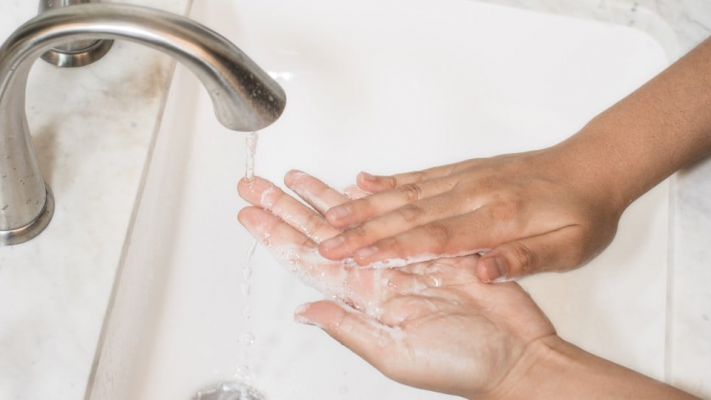 Para a prevenção ao novo coronavírus, o Ministério da Saúde orienta cuidados básicos como lavar as mãos frequentemente com água e sabão por pelo menos 20 segundos