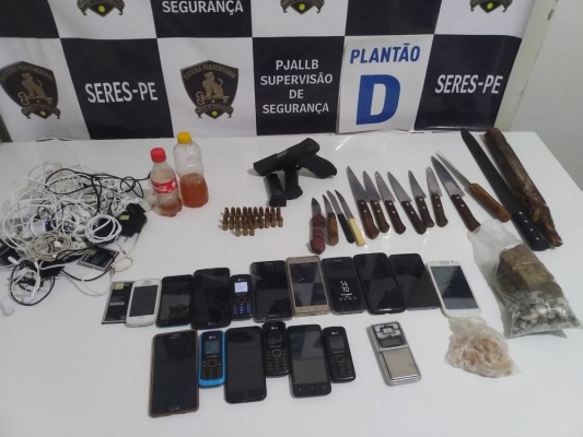 Além do armamento, foram recolhidas seis facas artesanais, munições, cinco celulares, seis carregadores,garrafas de uísque e drogas