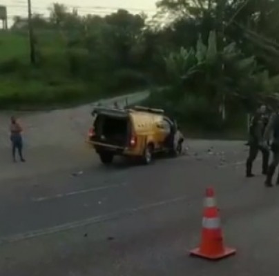 A colisão aconteceu no final da tarde do último domingo (27), nas proximidades da Ladeira Liberato, na PE-05, entre a divisa de São Lourenço da Mata e Camaragibe