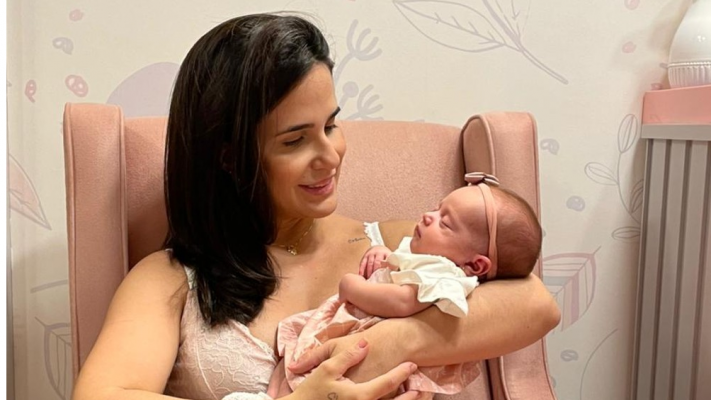 A bebê Anna Carolina Calazans de pouco mais de 20 dias de nascida, está protegida depois que a mãe dela foi vacinada nos dias 15 e 30 de março