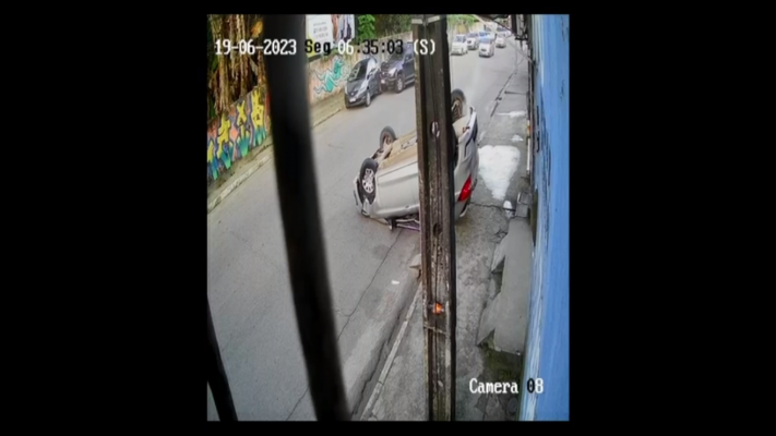 De acordo com imagens gravadas por uma câmera de segurança, o carro vinha pela avenida quando o condutor perdeu o controle da direção