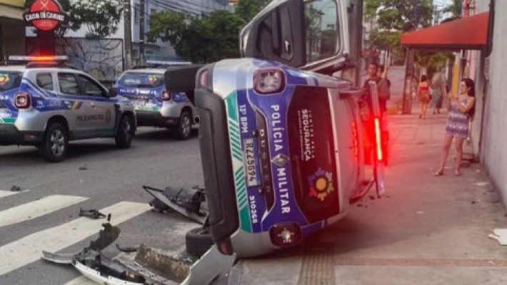 A colisão ocorreu no cruzamento da Rua José Bonifácio com a Rua Conde de Irajá, onde destroços dos automóveis ficaram espalhados