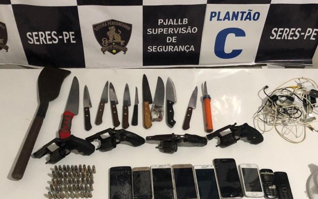 Também foram encontradas 11 facas, sendo uma artesanal, nove celulares, seis carregadores, uma foice e 65 gramas de uma substância não identificada pelos agentes. 