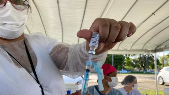 Atualmente o Brasil imuniza com a vacina bivalente idosos a partir dos 60 anos