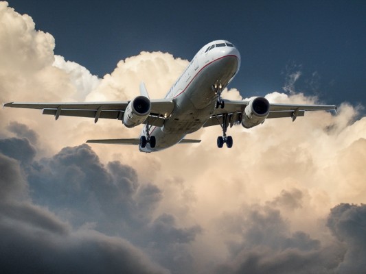 A chamada ‘Lei do Voo Simples’ (Lei nº 14.368/2022) possibilita que os serviços feitos pela aviação sejam menos burocráticos e abre espaço para diminuição do preço cobrado ao consumidor final