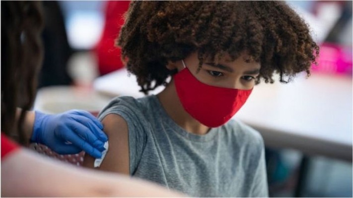 De acordo com a Secretaria, a vacina contra a gripe pode ser aplicada no mesmo momento que os demais imunizantes, incluindo contra a Covid-19